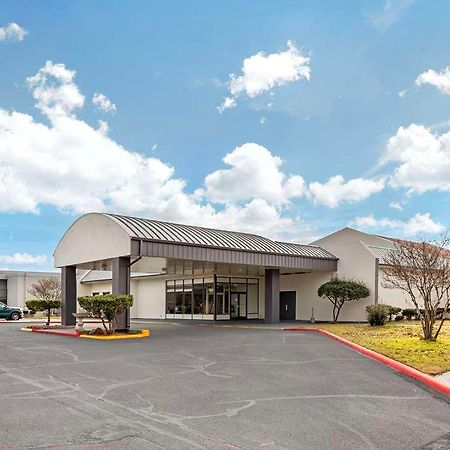 Suburban Studios Gainesville Bagian luar foto